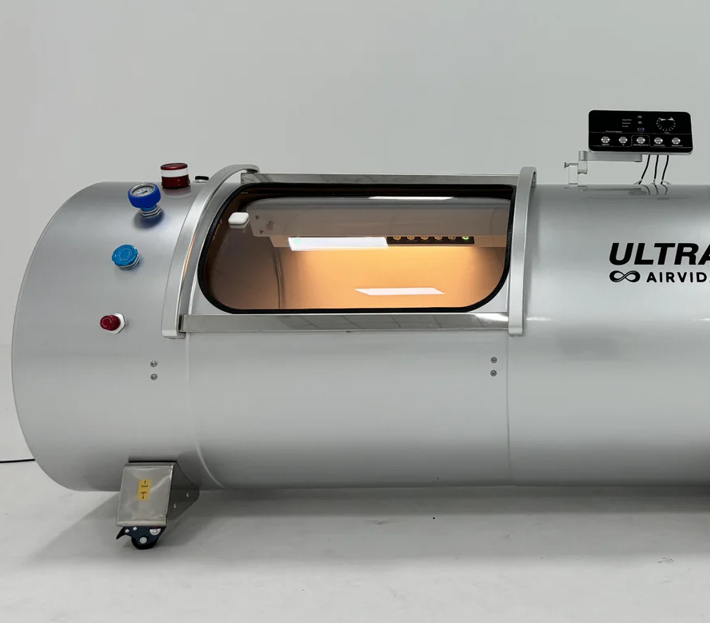 Silver hyperbaric chamber with 'Ultra Airvida' branding on a white background